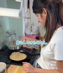 インド人が教えるインド料理〈チャパティの作り方〉が本格的！「手、熱くないの？」