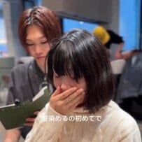【大変身】初ヘアカラーの女性がホワイトブロンドで大胆イメチェン！軽やかさと透明感がアップ！