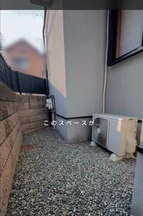 砂利敷きの狭い通路が手作りウッドデッキと木製フェンスに変身！ 建築士夫婦のDIYに「プロの仕上がり」と反響