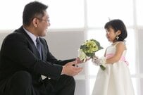 3歳娘「パパと結婚式する写真が撮りたい」　17年後「同じ構図」で撮影された父と娘の写真に感動