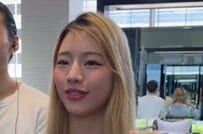 【大変身】K-POPアイドルヘアに憧れる女性　金髪から黒髪にした結果「かわいい」「120点！」