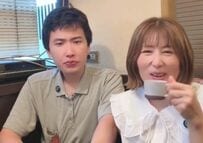 【33歳差カップル】思わずモノマネする59歳彼女！「昭和すぎる25歳彼氏」の振る舞いが話題