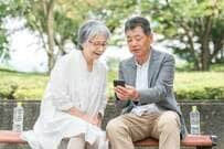 住民税非課税になる年金は65歳以上の単身で155万円、妻を扶養する夫は211万円まで。2026年度の標準的な夫婦の夫は年「200万52円」で線の内側