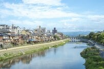 京都・鴨川で「川を眺める人たち」と一緒にいる生物　綺麗に紛れ込んだ姿に注目集まる