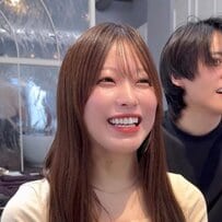「宮脇咲良風のミディアムヘア」になりたい女性→胸下から胸上までバッサリ！“レイヤーカット”で柔らかく可愛い雰囲気に変身