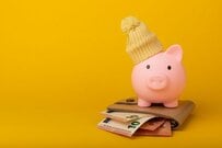 高齢者の半数以上が生活苦…政府から年金世帯への支援「年金生活者支援給付金」で10月分の年金から上乗せになるかも！詳しく解説