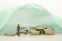 収入減が目立つコロナ禍で、投資を積極化した1割の人の理由