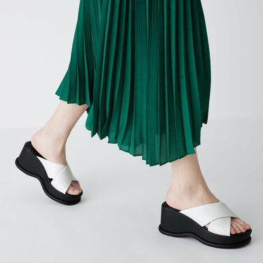 ユニクロCの「2990円サンダル」が歩きやすくてビックリ