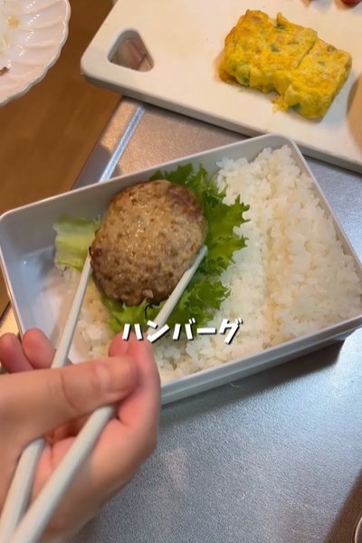 レタスの上にハンバーグをのせます