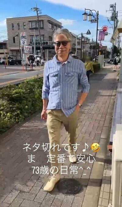 ベージュのパンツとシューズでそろえた足元