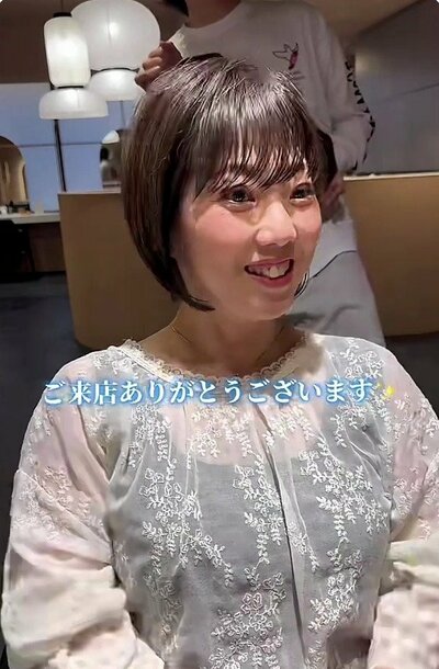 前髪をつくり、あご周りで軽やかにまとまったショートボブ