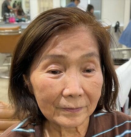 「最近、老けた気がする…」前髪なしのミディアムヘアの女性が…プロのカットで“トップふんわり”の若々しいショートにスタイルチェンジ