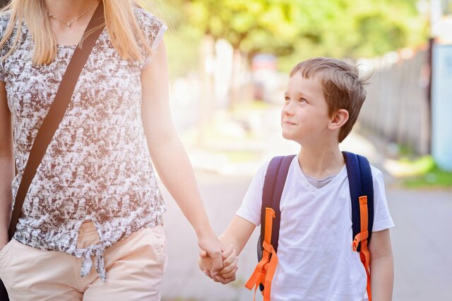 「子離れ」「親離れ」できない親子たち。過保護すぎると将来どんな悪影響がでる？