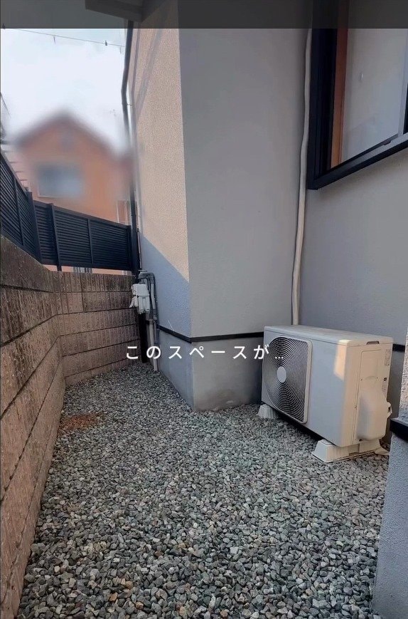 砂利敷きの狭い通路が手作りウッドデッキと木製フェンスに変身！ 建築士夫婦のDIYに「プロの仕上がり」と反響