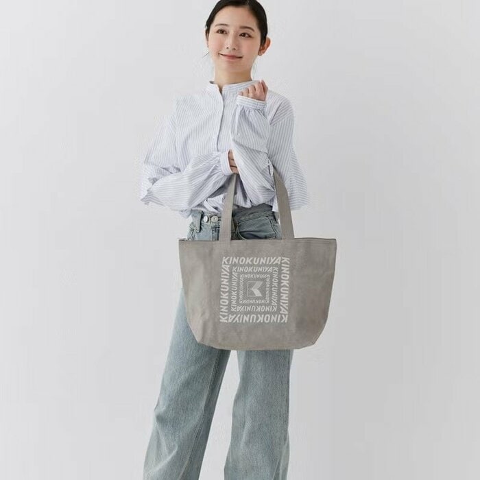 バッグの上部には大きく開くチャックが付いています
