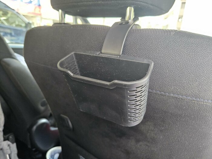 ヘッドレストのポール部分にフックを引っ掛けて取り付けました