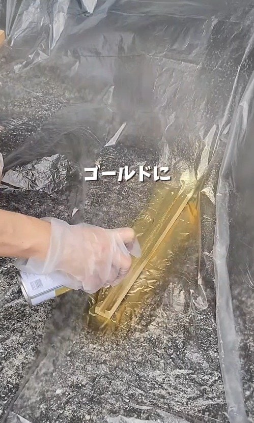 【100均高見えDIY】ダイソーの木製バーをゴールドに塗るだけ！高見えする推し活部屋の作り方