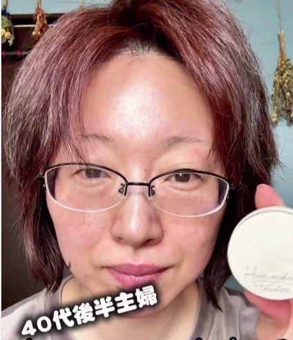 「すごい変身ぶり」45歳主婦の“変身メイク”がすごかった… セザンヌ「ヘアメイクパウダー」で生え際までカバーした仕上がりに「メイクってすごい」「艶々〜」の声