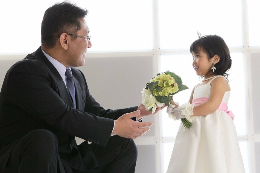 3歳娘「パパと結婚式する写真が撮りたい」　17年後「同じ構図」で撮影された父と娘の写真に感動