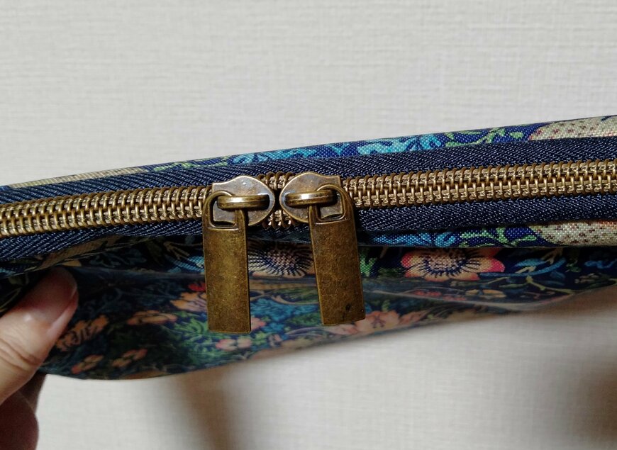 筆者撮影（宝島社、WILLIAM MORRIS 整理上手になれる12ポケット収納ポーチBOOK）