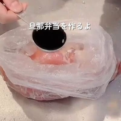 大きな「鶏の一枚揚げ」が入った旦那さんへのお弁当が話題。卵焼きやナポリタンなど定番おかずもギュッと詰まってボリューム満点！