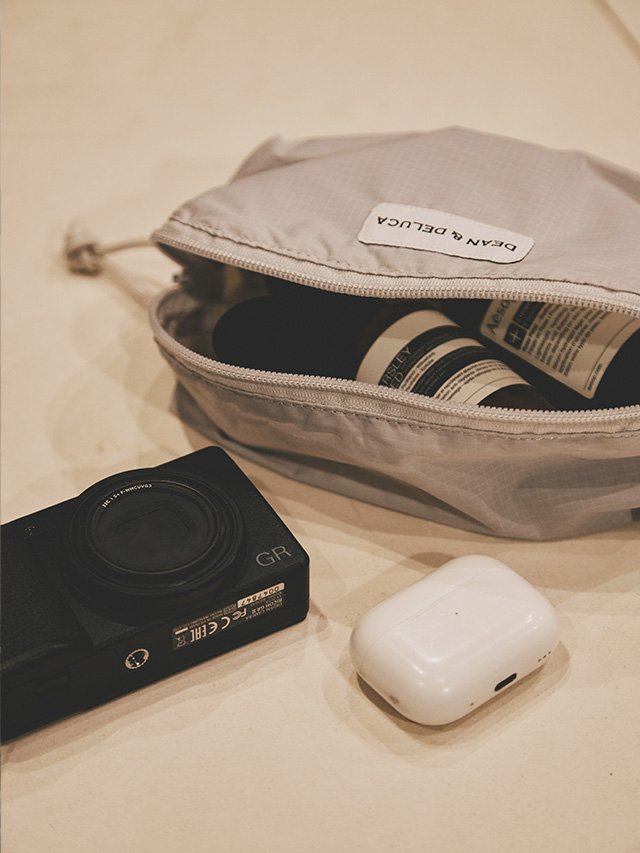 出所：ディーン＆デルーカ公式　トラベルポーチ