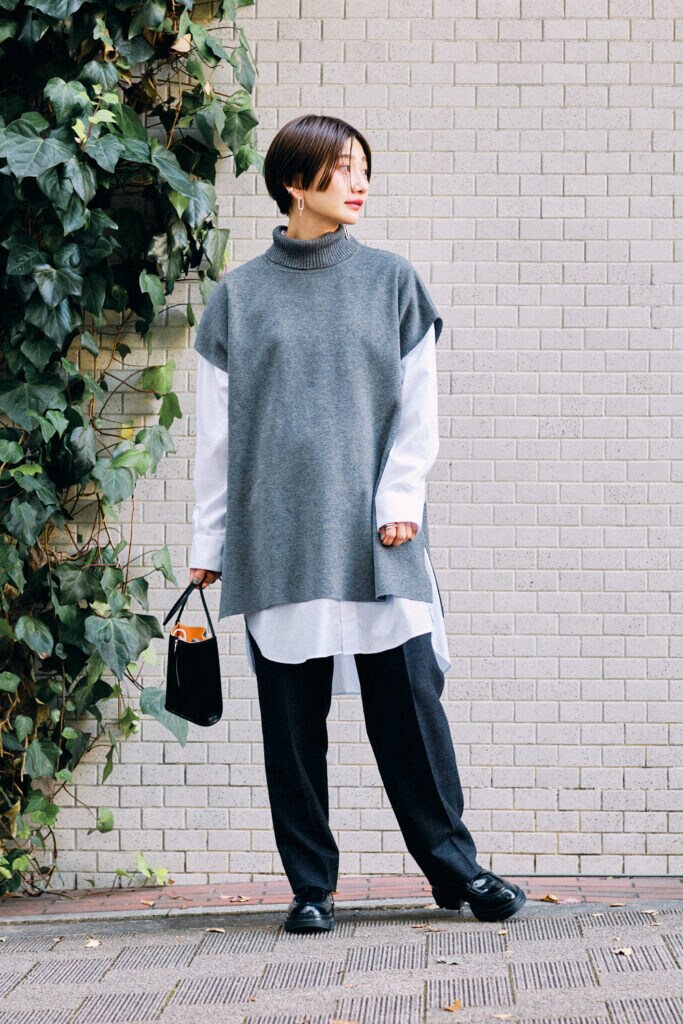 ニットベスト ¥12,100 シャツ ¥16,500（JOURNAL STANDARD） パンツ ¥32,450（RICH FIELD）シューズ ¥25,300（POESIE VENEZIANE） バッグ ¥19,800（PIENI）ピアス ¥12,100（PHILIPPE AUDIBERT）