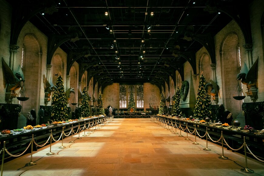 出所：ワーナー ブラザース スタジオ ジャパン合同会社「ワーナー ブラザース スタジオツアー東京 - メイキング・オブ・ハリー・ポッター、ホグワーツ・イン・ザ・スノー 日本初上陸記念「大広間ライトアップセレモニー」を実施」