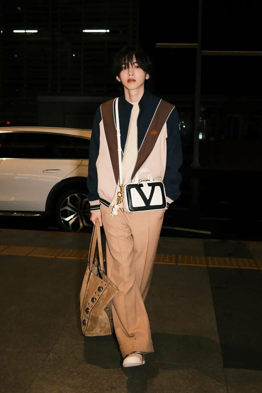 出所：ヴァレンティノ ジャパン 株式会社「道枝駿佑さんがヴァレンティノの最新ルックをまとい、パリへ出国」