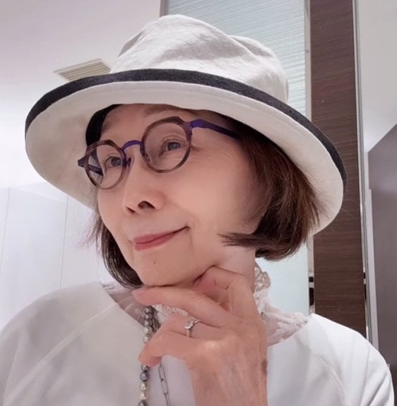 【75歳マダム】が着こなす！“着物リメイクパンツ”のコーデが素敵「暖かい日によく映える」の声