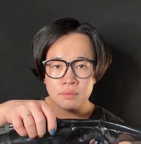 「なんでこんなにかわいく仕上がるんだぁぁ」眼鏡姿から変身した男性のハロウィン『カラフルピエロ』変身メイクに約37万3000回再生超の反響！