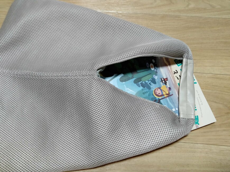 出所：筆者撮影（3COINS　メッシュトライアングルバッグ）