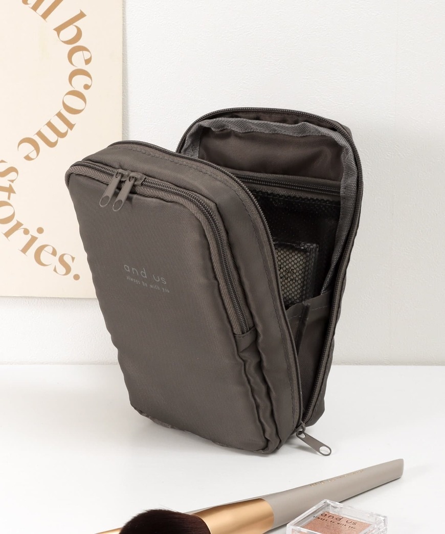 出所：3COINS公式　自立する縦型ポーチ／and us