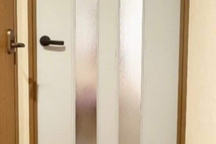 【築30年賃貸のドア枠】マステを貼るだけ簡単DIY→約30分で〈白く明るい北欧スタイル〉にイメージチェンジ