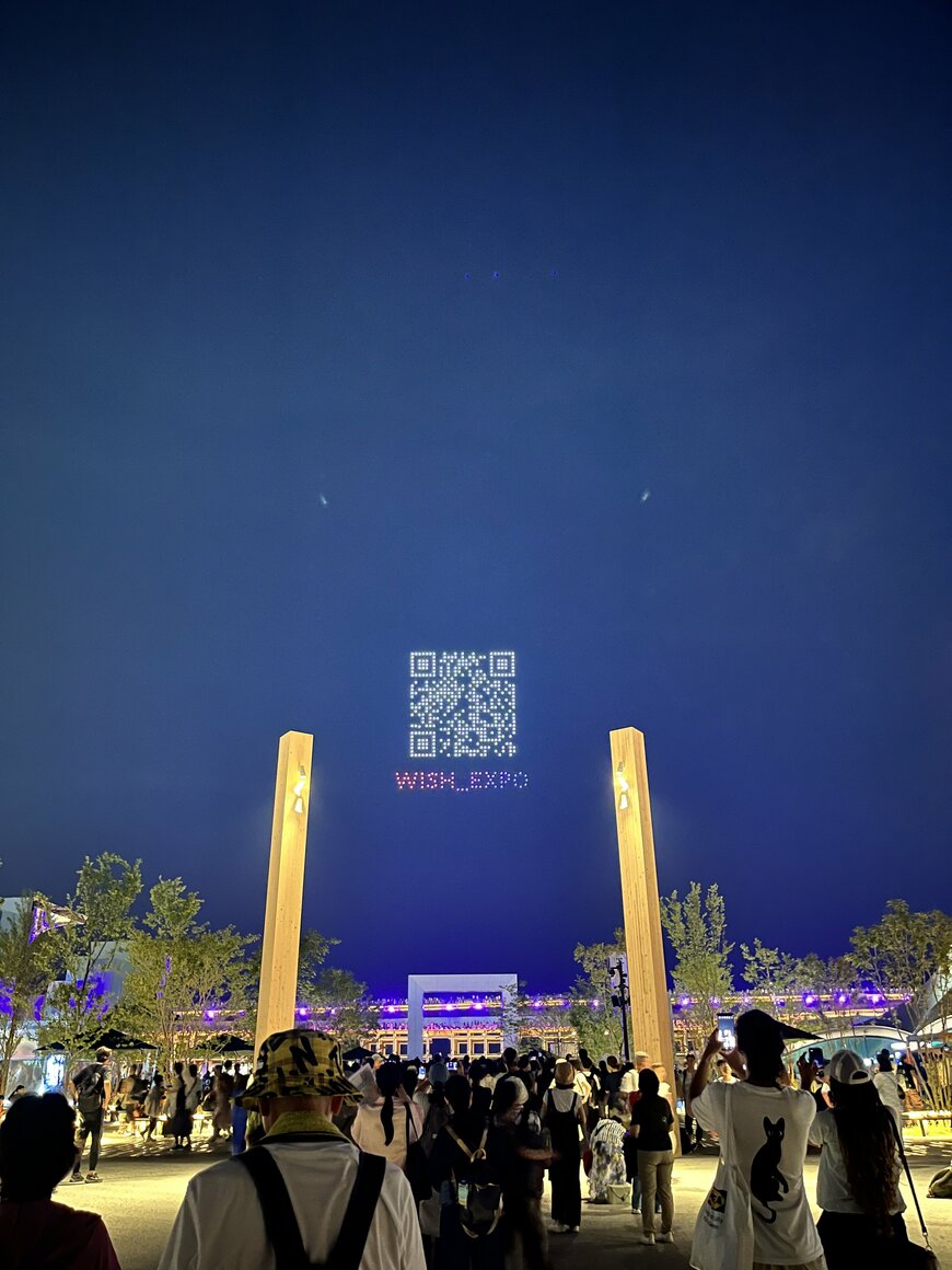 夜空に浮かんでいるQRコード