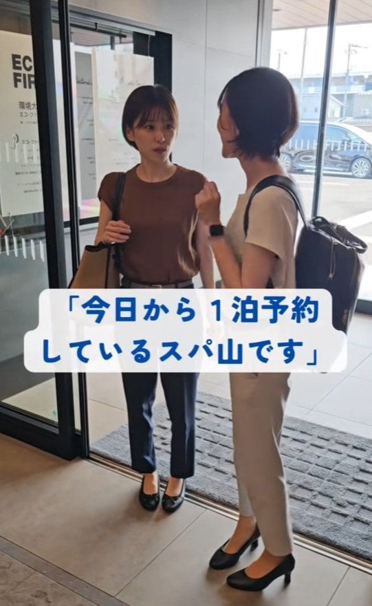 チェックインの練習をする女子大生