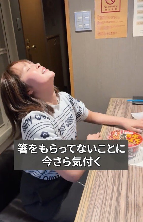 お箸がなくてショックを受ける女性