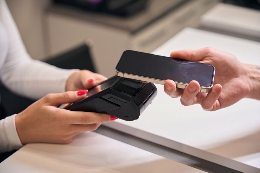 国内におけるキャッシュレス決済比率は42.8%