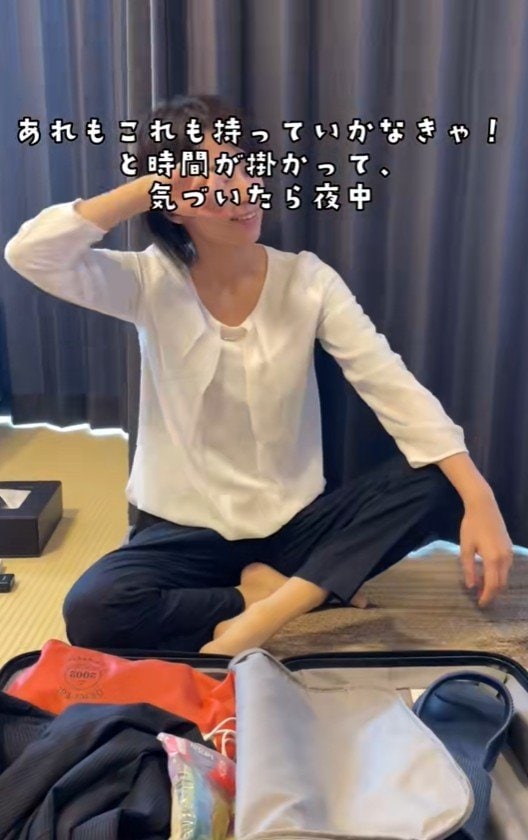 荷造りをする女性