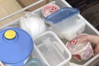 「優秀すぎてビビる」ダイソーの〈ブックエンド〉を使って…→かさばりがちな〈保存容器〉の収納をスッキリ整える