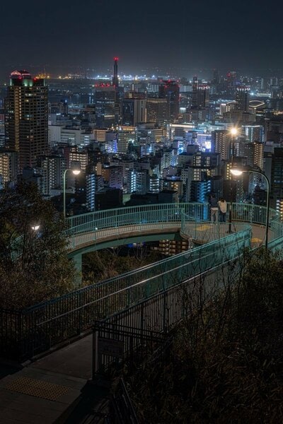 歩道橋の向こうに広がる夜景