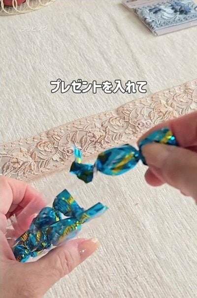 刺繍リボンと中に入れるお菓子