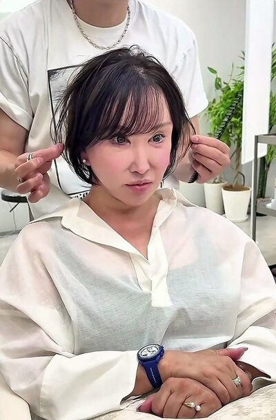 横のウェイトの位置を変え、ひし形に整ったボブ