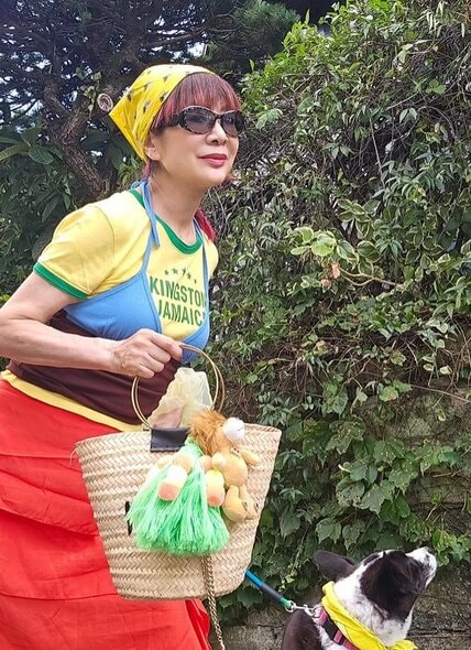 【69歳マダム】愛犬と楽しむ「お散歩コーデ」がカラフル！遊び心ある着こなしに「イエローリンク可愛い！」「おしゃれ」の声