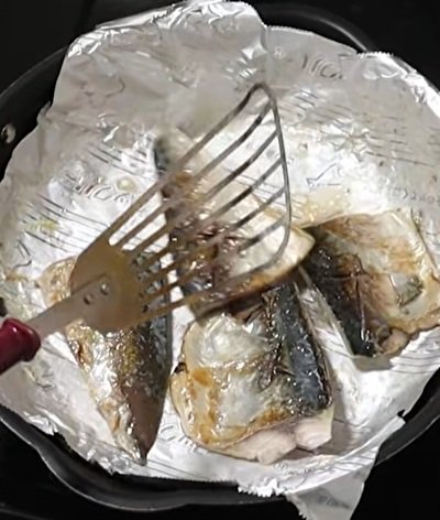 タッパーに詰める4人分の定番塩サバ弁当。野菜や卵のおかずを一緒に取り入れて彩りを整えたお弁当が美味しそう
