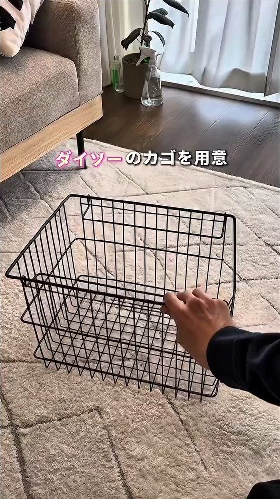 【100均DIY】ダイソーのカゴとキャスターで作る「ソファ横のサイドテーブル」が優秀