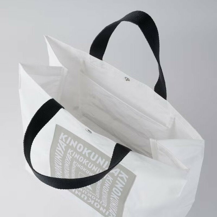 タテ35cm×ヨコ35cmに加え、マチが15cm