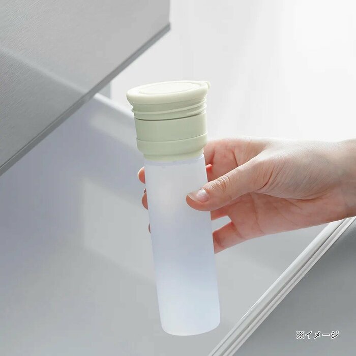 スティックに水を入れて冷凍庫で凍らせるだけで使えます