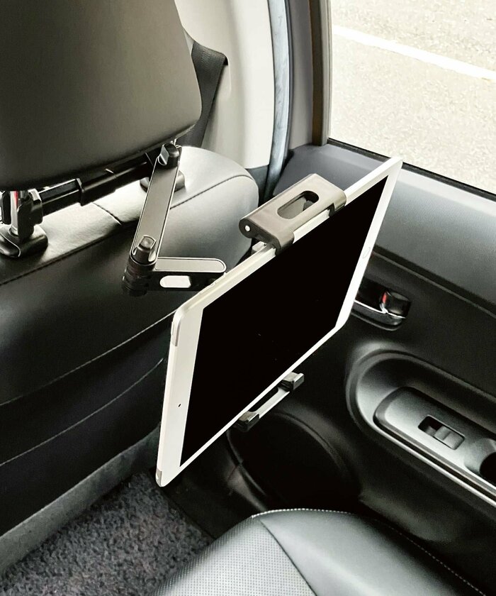 後部座席でタブレットやスマートフォンを使って動画鑑賞を快適に楽しむことができます