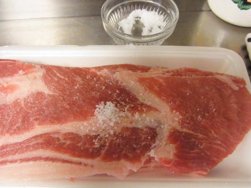 豚肉の水気をキッチンペーパーで取ってから塩を全体にまぶす。